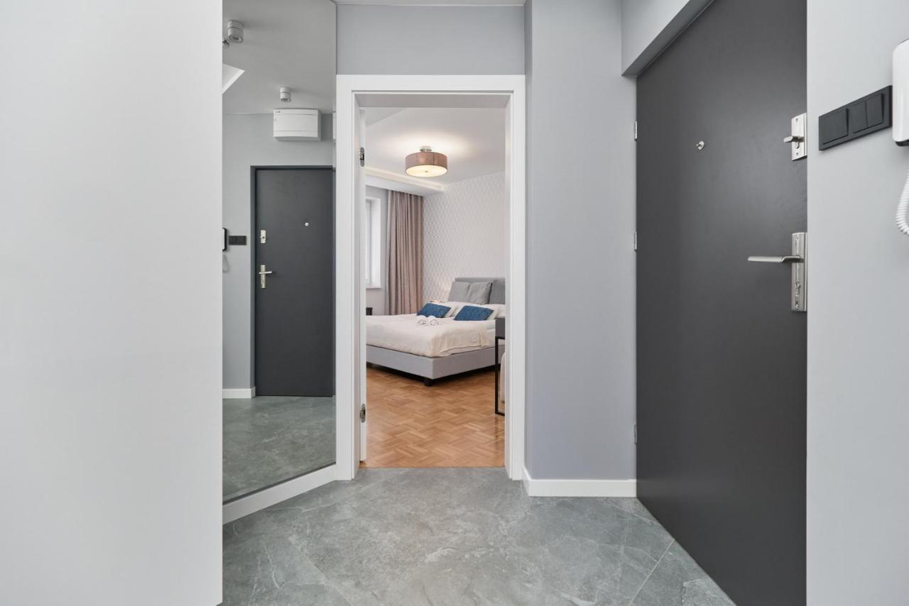 In The Heart Of By Renters Prestige Apartment *