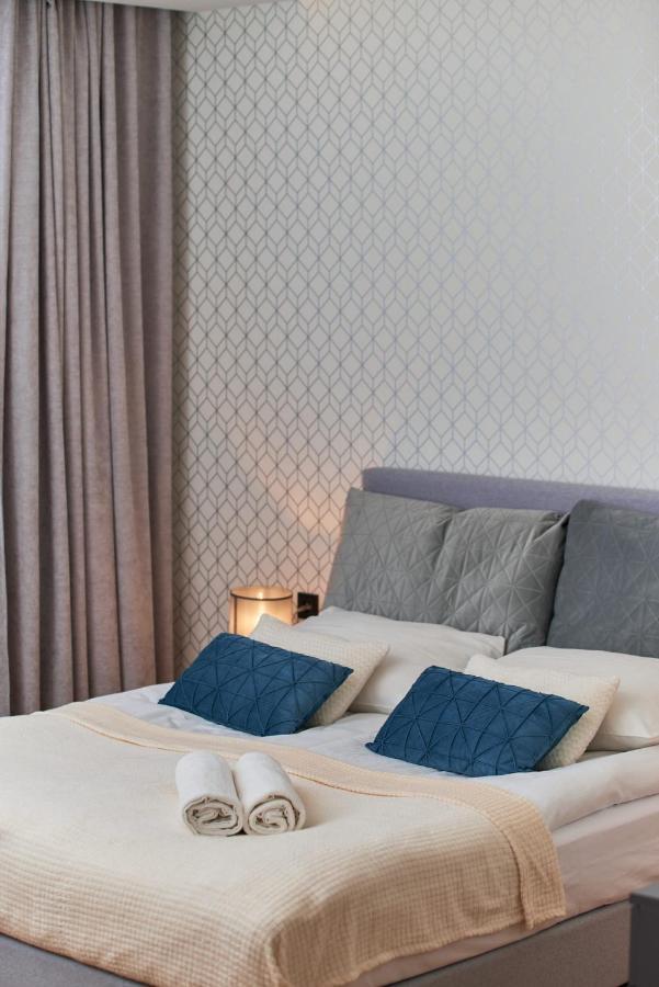 In The Heart Of By Renters Prestige Apartment