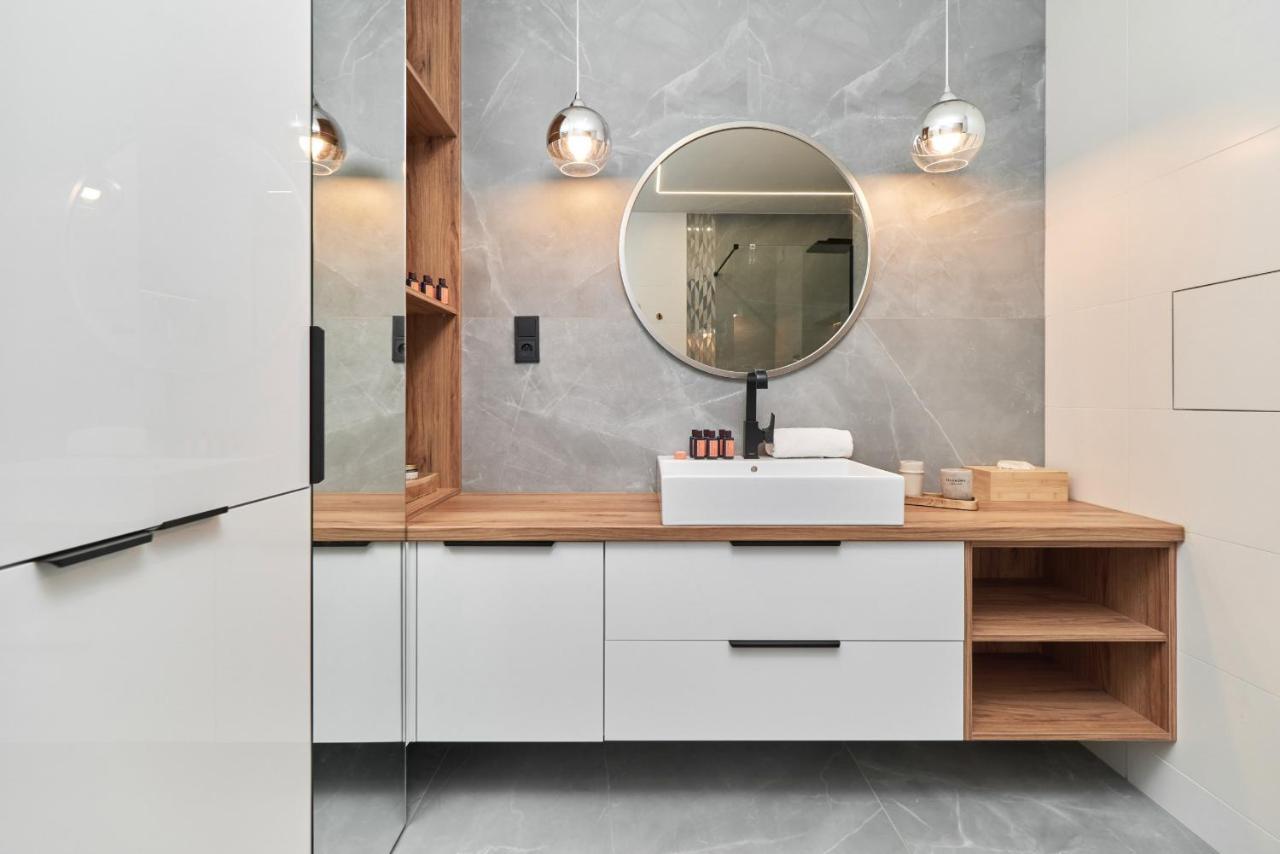 In The Heart Of By Renters Prestige Apartment *